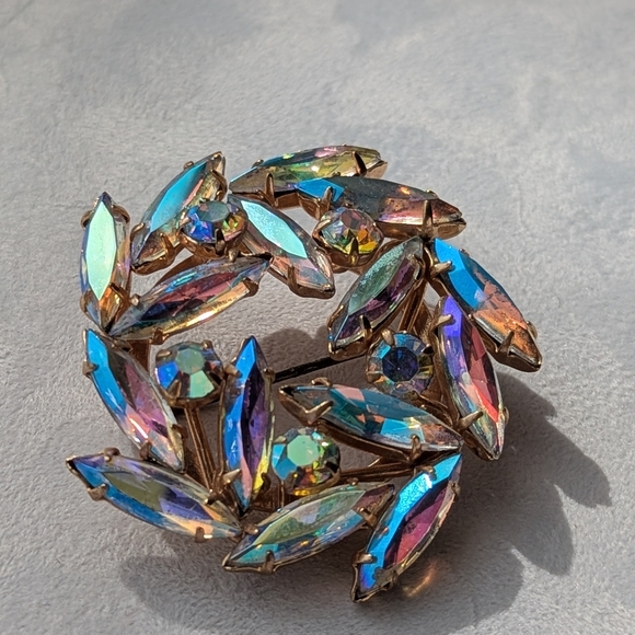 STUNNING 😍 Aurora Borealis Iridescent Leaf Wreath Circle Brooch Pink Undertones - Picture 3 of 9